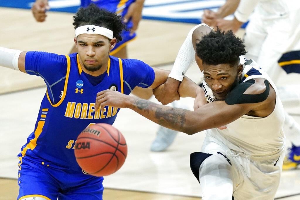 Johni Broome,  y Derek Culver, right, luchan por el balón en un partido de la NCAA efectuado en la ciudad de Indianapolis.  (AP Photo/Mark Humphrey)