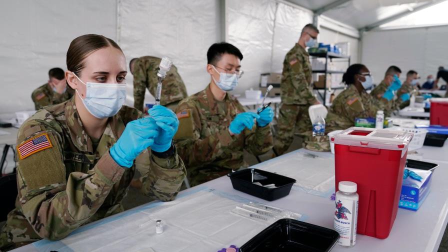 Personas vacunadas pueden viajar tomando precauciones dicen autoridades de los CDC