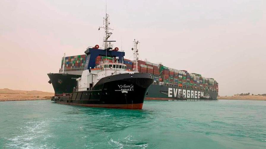 Al menos 15 barcos están bloqueados por nave atravesada en Canal de Suez