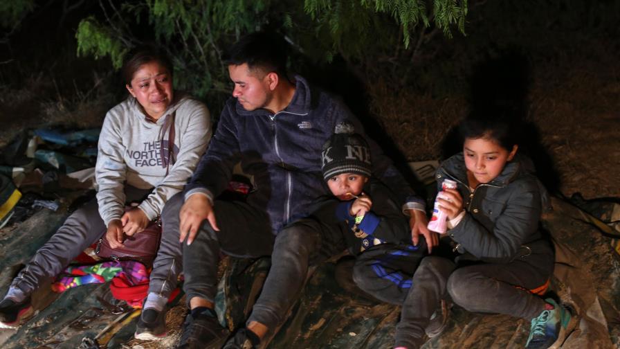Familias migrantes expulsadas de EEUU evalúan sus opciones Familias migrantes expulsadas de EEUU evalúan sus opciones