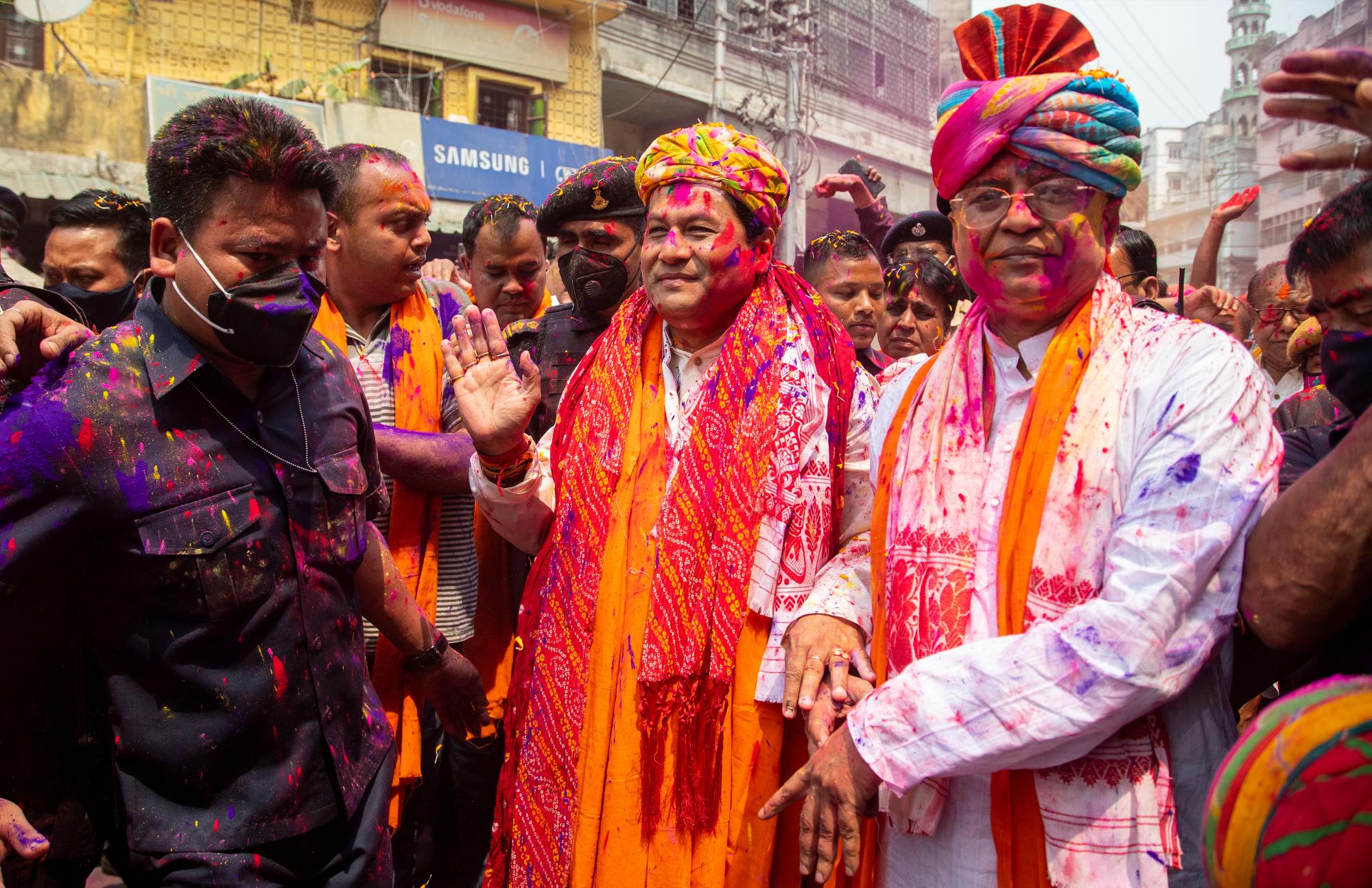 El ministro principal de Assam, Sarbananda Sonowal, en el medio, manchó las campañas de colores para las elecciones estatales durante las celebraciones del festival Holi en Gauhati, India, el lunes 29 de marzo de 2021. Los hindúes arrojaron polvos de colores y rociaron agua en las celebraciones masivas de Holi el lunes a pesar de que muchos estados indios restringieron las reuniones. para tratar de contener el resurgimiento del coronavirus en todo el país.