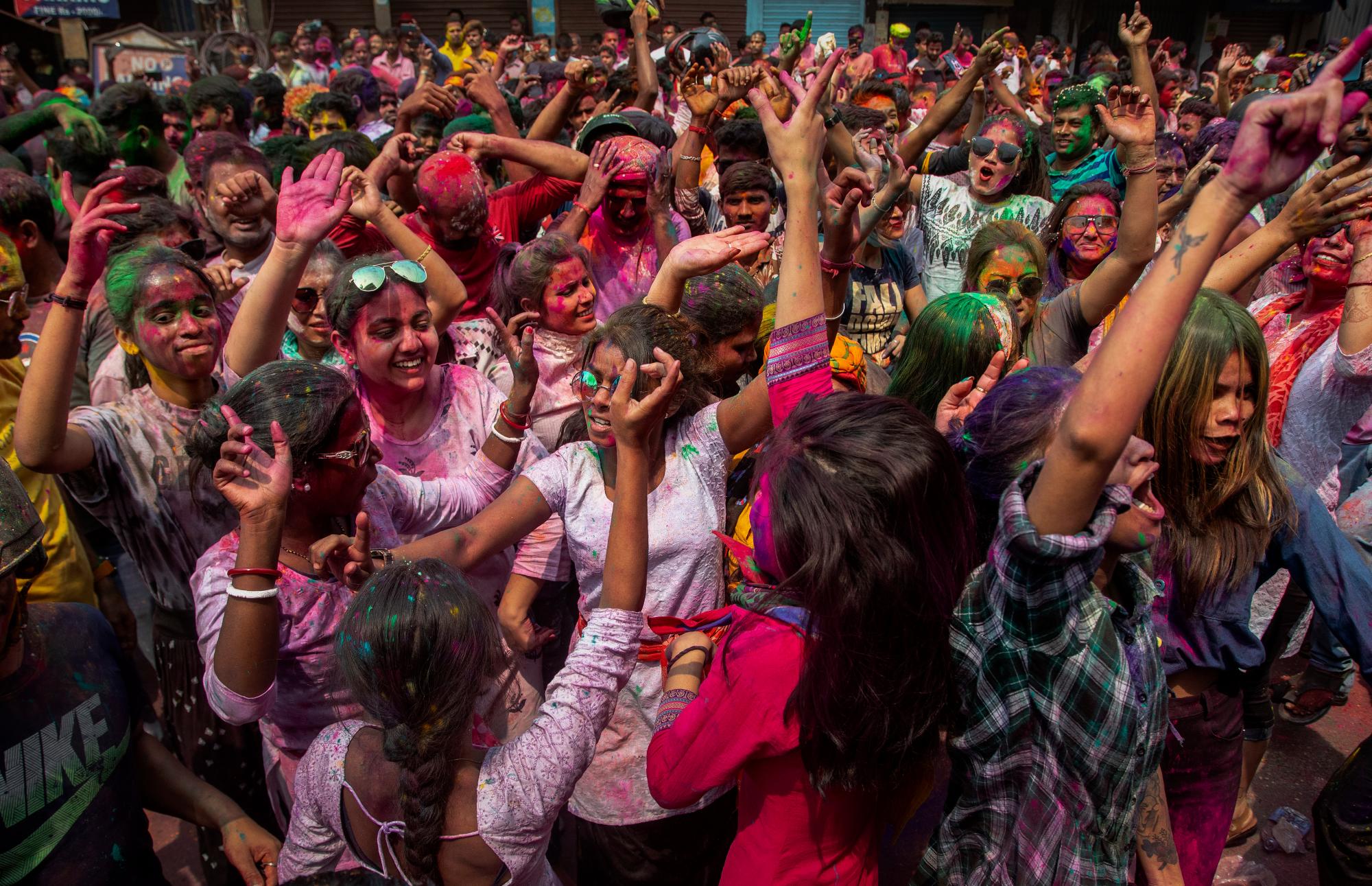 Los devotos de la India celebran el festival Holi e ignoran las restricciones de COVID