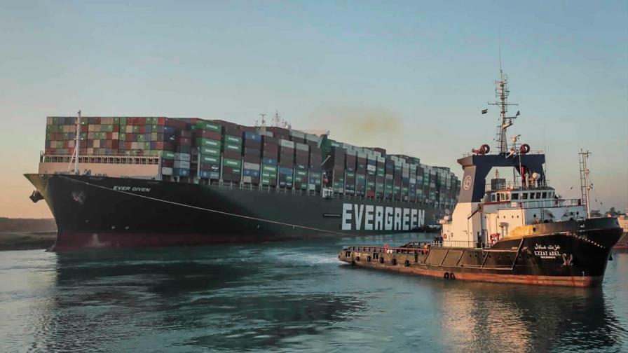 437 barcos esperan para cruzar el canal de Suez tras más de 6 días de bloqueo