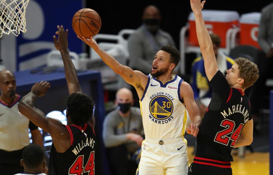 Curry vuelve con 32 puntos y Warriors ganan con facilidad a Bulls