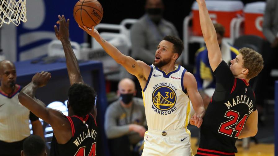 Curry vuelve con 32 puntos y Warriors ganan con facilidad a Bulls