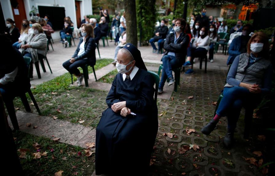 Católicos argentinos celebran la Pascua al aire libre por pandemia