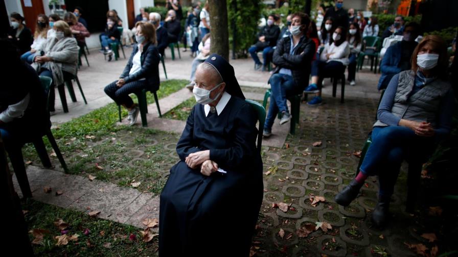 Católicos argentinos celebran la Pascua al aire libre por pandemia Católicos argentinos celebran la Pascua al aire libre por pandemia