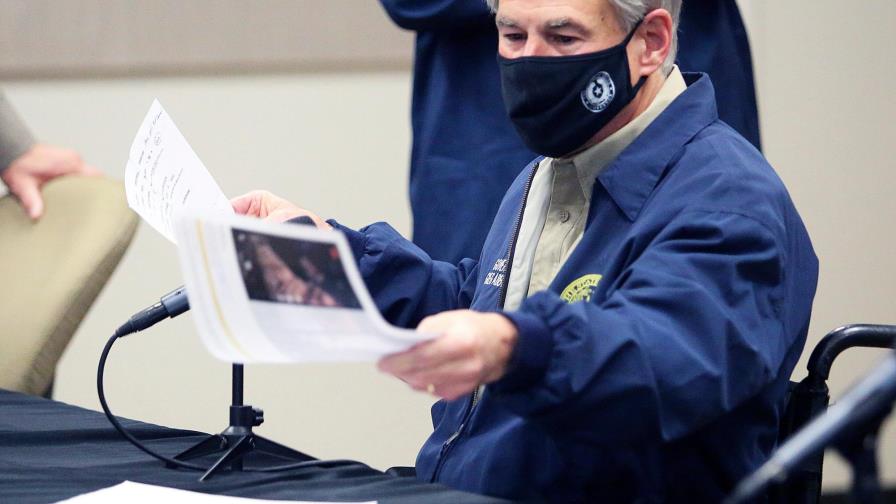 Gobernador de Texas prohíbe pedir pasaporte de vacunación