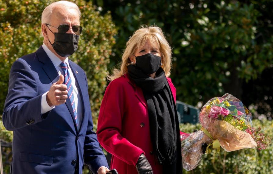 Biden y su esposa invitan a vacunarse contra la COVID-19 en su saludo de Pascuas