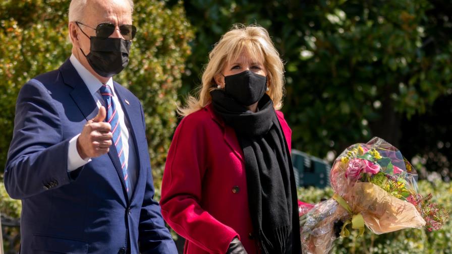 Biden y su esposa invitan a vacunarse contra la COVID-19 en su saludo de Pascuas