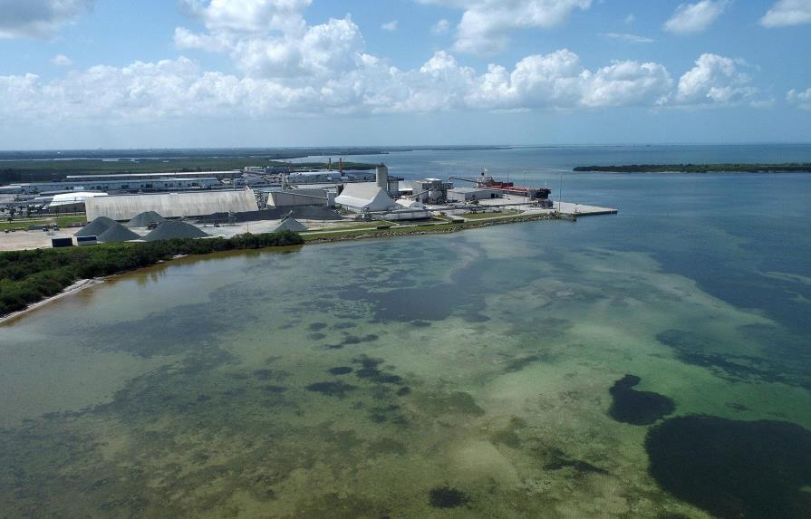 Investigan otra posible fuga en embalse de desechos químicos de Florida