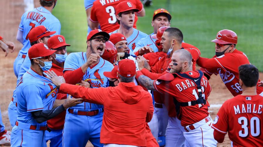 Rojos riñen con Cardenales antes de vencerlos por 9-6
