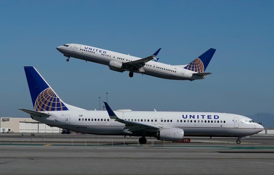 United Airlines observa mayor demanda y busca recaudar 10.750 millones