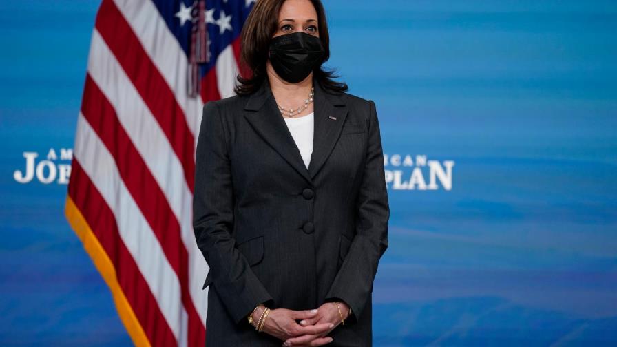 Inmigrantes se manifiestan frente a la casa de Kamala Harris para pedir ayuda