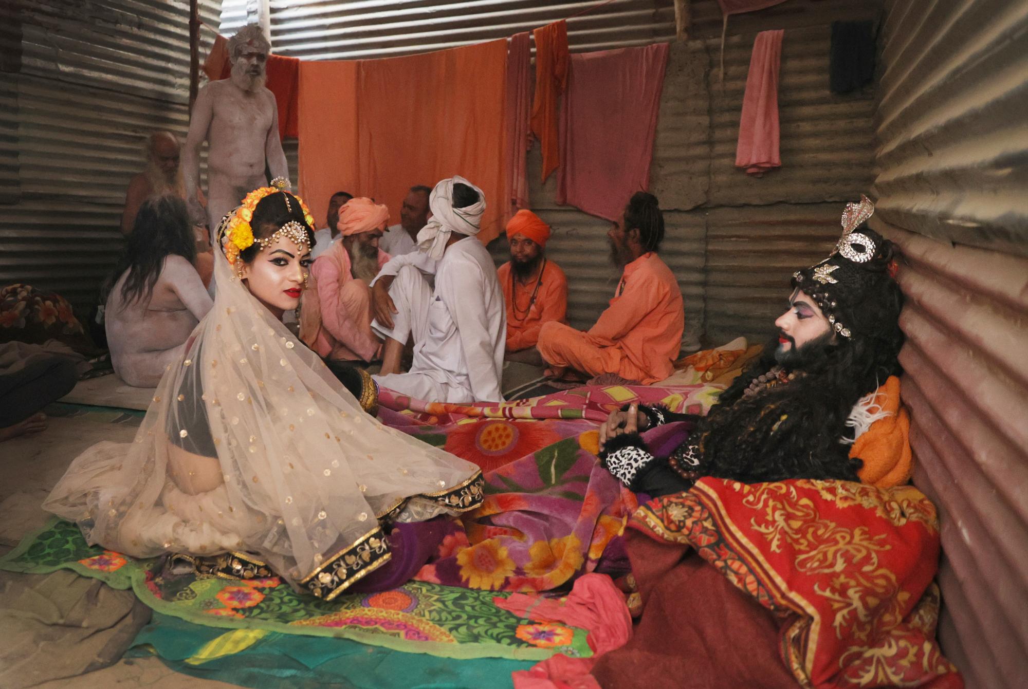 Una mujer habla con un santo hindú antes del inicio de una procesión para Shahi snan o un baño real durante Kumbh mela, en Haridwar, en el estado indio de Uttarakhand, el lunes 12 de abril de 2021. Como estados de toda la India están declarando alguna versión de En un cierre para combatir los crecientes casos de Covid como parte de una segunda ola a nivel nacional, miles de peregrinos se están reuniendo a orillas del río Ganges para el festival hindú Kumbh Mela. Los fieles creen que un chapuzón en las aguas del Ganges los absolverá de sus pecados y los librará del ciclo de nacimiento y muerte. (AP Photo/Karma Sonam)