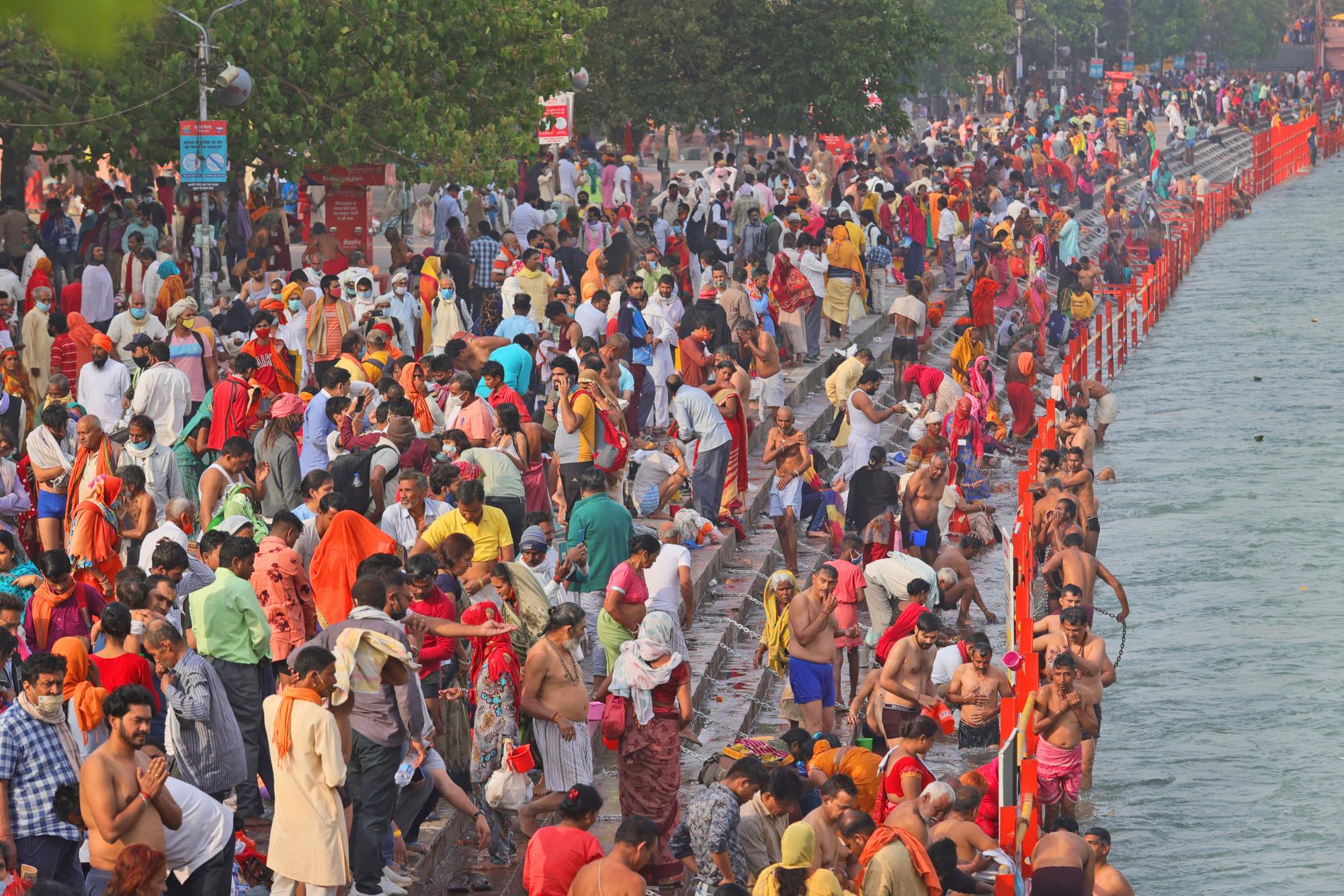 Los devotos toman baños sagrados en el río Ganges durante Shahi snan o un baño real en Kumbh mela, en Haridwar, en el estado indio de Uttarakhand, el lunes 12 de abril de 2021. Mientras los estados de toda la India están declarando alguna versión de un bloqueo para combatir el creciente Covid En casos como parte de una segunda ola a nivel nacional, miles de peregrinos se están reuniendo a orillas del río Ganges para el festival hindú Kumbh Mela. Los fieles creen que un chapuzón en las aguas del Ganges los absolverá de sus pecados y los librará del ciclo de nacimiento y muerte. (AP Photo/Karma Sonam)