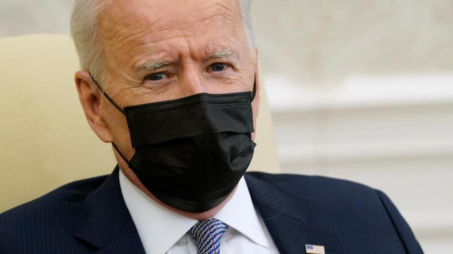 Biden pide calma tras la muerte de un joven negro por disparos una policía