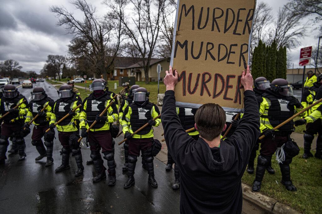 Manifestantes confrontaron a la policía luego de la muerte de Daunte Wright durante una protesta convocada a las afueras del Brooklyn Center en Minneapolis. (Richard Tsong-Taatarii/Star Tribune via AP)