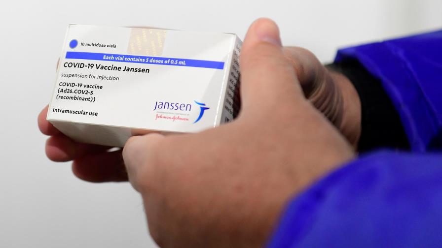 Expertos en salud de EEUU se reúnen para discutir sobre vacuna pausada de J&J 