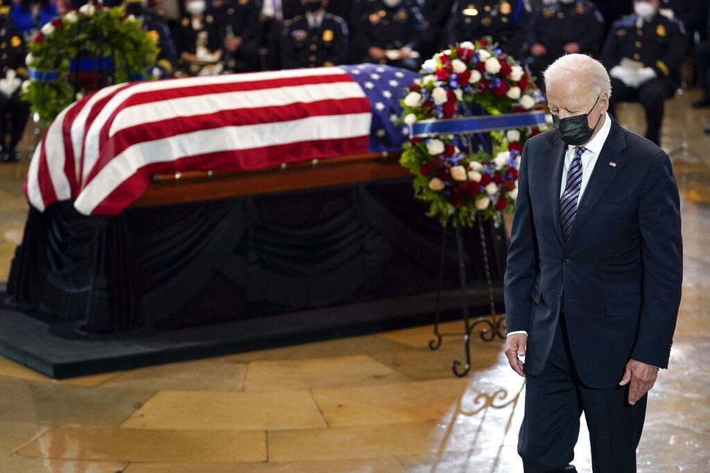 El presidente Joe Biden luego de ofrecer unas palabras durante la ceremonia de honor en la que se rindió tributo al oficial William Billy Evans, en la sede del Capitolio de los Estados Unidos. (AP Photo/J. Scott Applewhite, Pool)