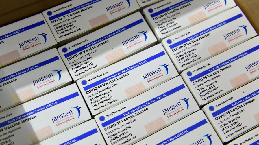 Vacunación con Johnson & Johnson debe retomarse próximamente en EEUU, dice Fauci