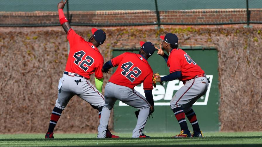 Bravos se imponen; Cachorros reciben más pelotazos