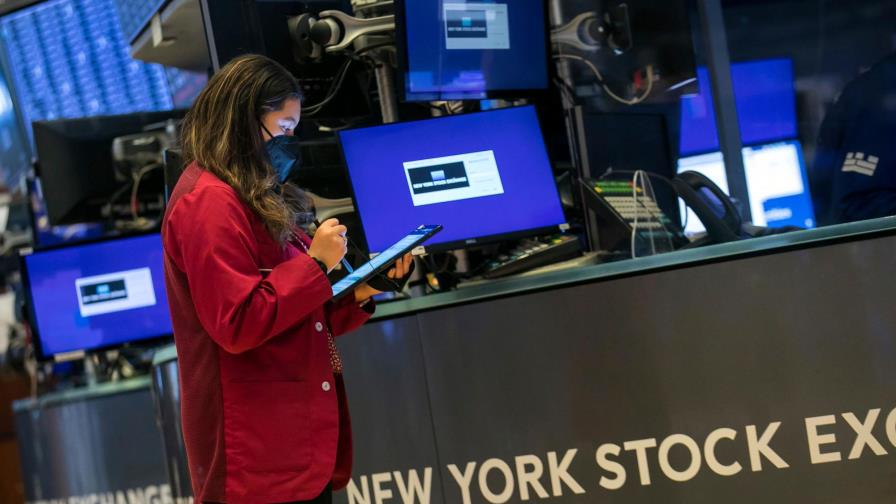 ?Wall Street baja por tomas de beneficios tras alcanzar niveles récord