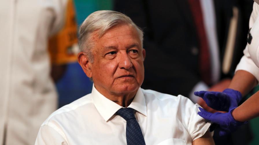 El presidente de México se vacuna con AstraZeneca durante una rueda de prensa