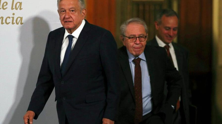 López Obrador llama a usar energías limpias pero defiende explotar el crudo