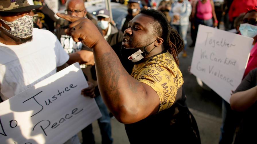 Familia de hombre negro baleado en EEUU busca respuestas