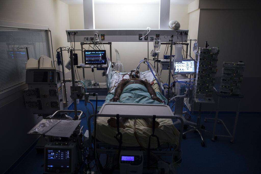 Un paciente de COVID-19 permanece inconsciente mientras está conectado a la unidad ECMO del Bichat Hospital, en París. (AP Photo/Lewis Joly)