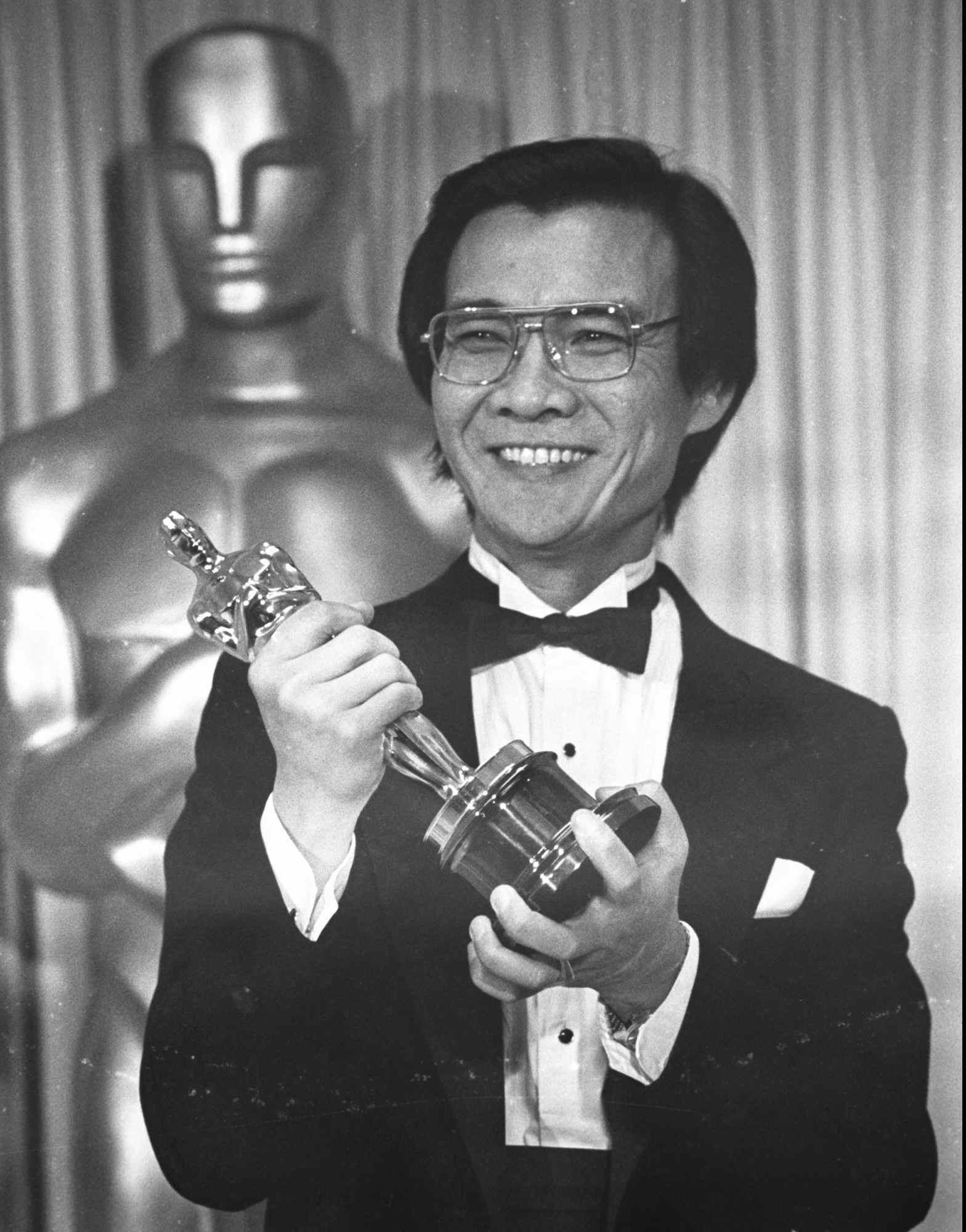 Haing S. Ngor, ganador del Oscar a mejor actor de reparto por su papel en The Killing Fields posa tras bambalinas en la 57ª entrega de los Premios de la Academia en Los Angeles el 26 de marzo de 1985.