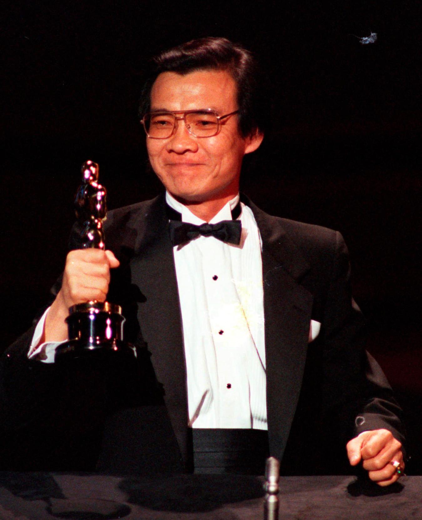Haing S. Ngor recibe el Oscar a mejor actor de reparto por su papel en The Killing Fields posa tras bambalinas en la 57ª entrega de los Premios de la Academia en Los Angeles el 26 de marzo de 1985.