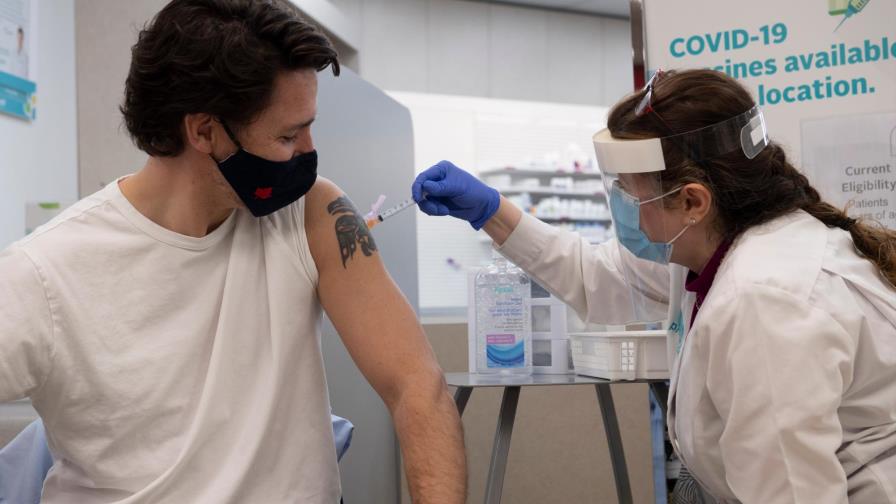 Justin Trudeau y su esposa reciben la primera dosis de vacuna de AstraZeneca