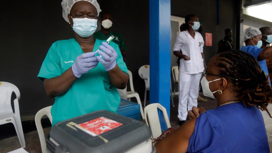 Escasez de vacunas, un obstáculo en una India con récord de muertes por covid