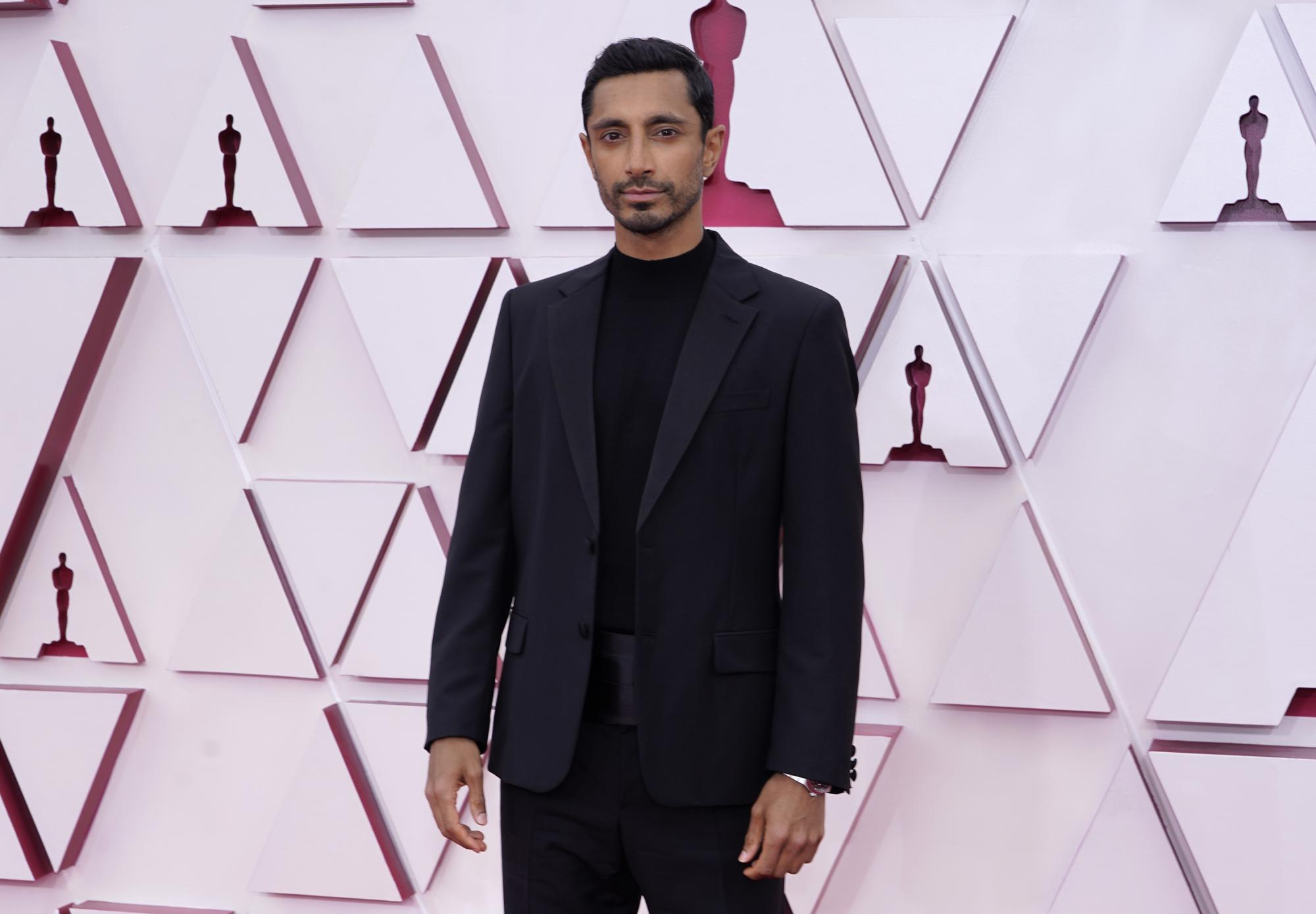Riz Ahmed a su llegada a la Alfombra Roja (AP Photo/Chris Pizzello, Pool)