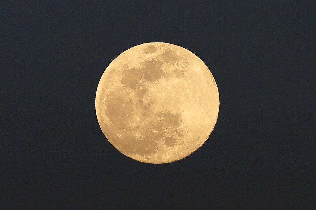La luna llena captada desde Nicosia, en la isla de Chipre. (AP Photo/Petros Karadjias)