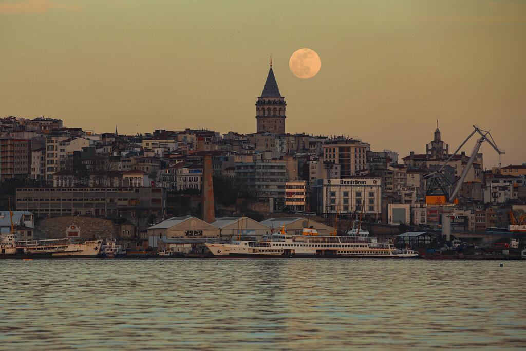 La luna se levanta detrás de la torre Galata, en Turquía. (AP Photo/Emrah Gurel)