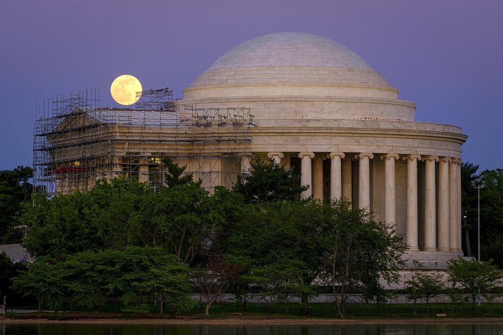 La luna emerge detrás del monumento a Jefferson, en Washington, que se encuentra en medio de un proyecto de renovación que durará varios años. (AP Photo/J. David Ake)