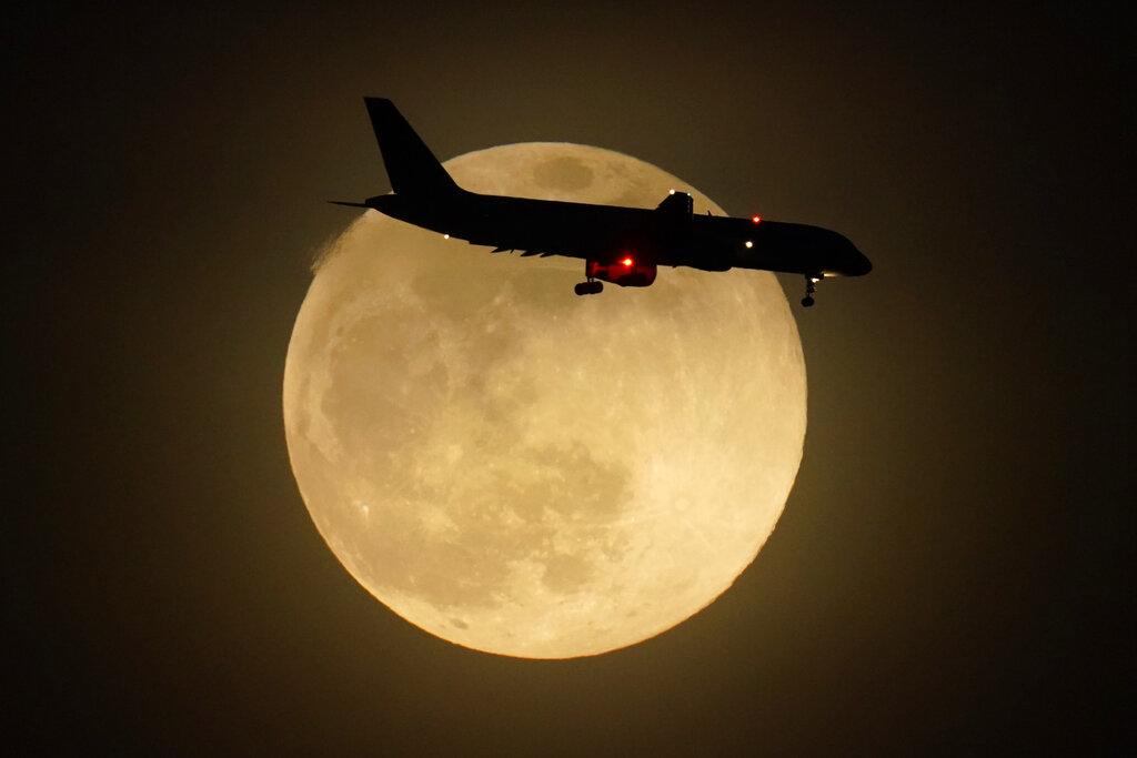 La silueta de un avión de pasajeros es captada mientras surca surca el cielo y se aproxima al aeropuerto internacional de Louisville, Kentucky.  (AP Photo/Charlie Riedel)