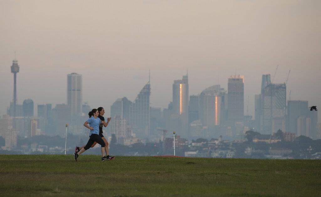 Un par de personas hacen ejercicio durante el amanecer en Sidney, Australia. (AP Photo/Mark Baker)