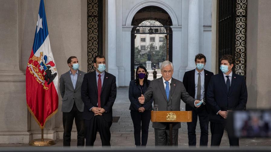 Piñera sufre dura derrota política y promulgará retiro de fondos de pensiones Piñera sufre dura derrota política y promulgará retiro de fondos de pensiones