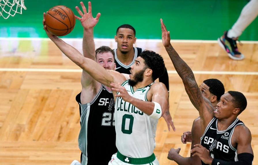 Tatum se desborda con 60 puntos y los Celtics doblegan a los Spurs en la NBA