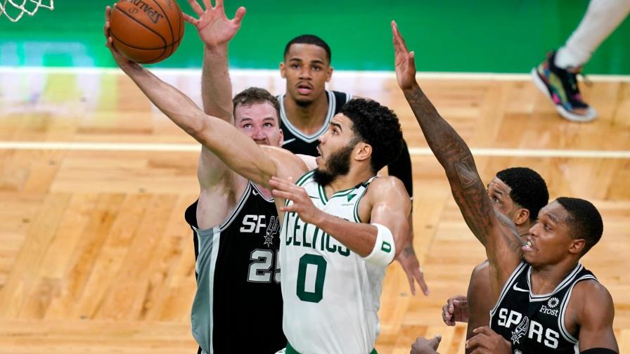 Tatum se desborda con 60 puntos y los Celtics doblegan a los Spurs en la NBA