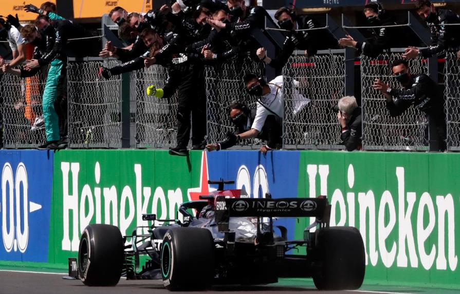 Hamilton se sobrepone a los rivales y a los elementos en Portugal