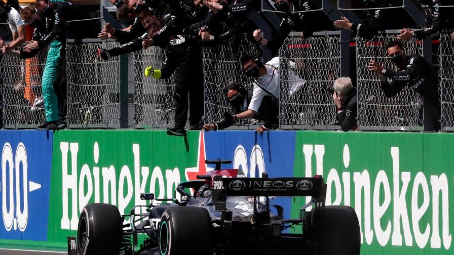 Hamilton se sobrepone a los rivales y a los elementos en Portugal