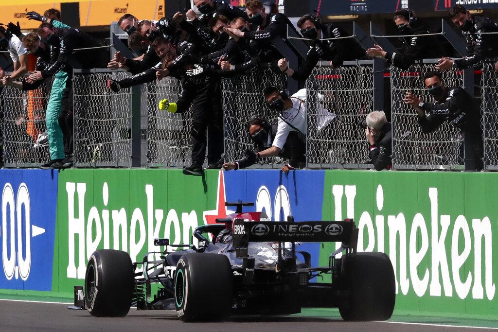 El piloto de Mercedes, Lewis Hamilton,  cruzó la línea de meta en primer lugar durante el Gran Ppremio de Portugal de la Fórmula Uno.   (AP Photo/Manu Fernandez)