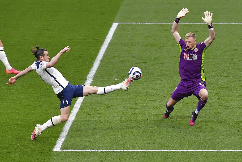El atacante del Tottenham, el galés Gareth Bale, anota un gol ante el Sheffield United haciendo un gran esfuerzo físico. (Justin Setterfield/Pool via AP)