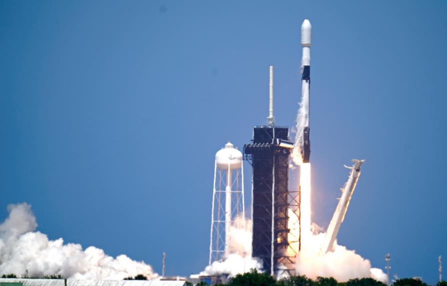 SpaceX lanza al espacio otro grupo de 60 satélites Starlink desde Florida