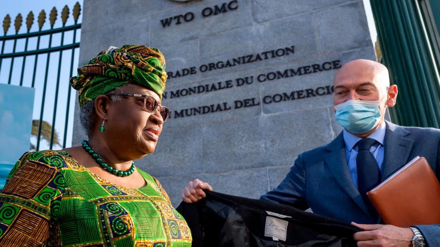 Cambio de posición de EEUU hacia vacunas genera esperanzas en la OMS y la OMC